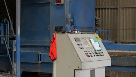 cerrado de la consola de control en la planta de reciclaje de papel para el control de la maquinaria