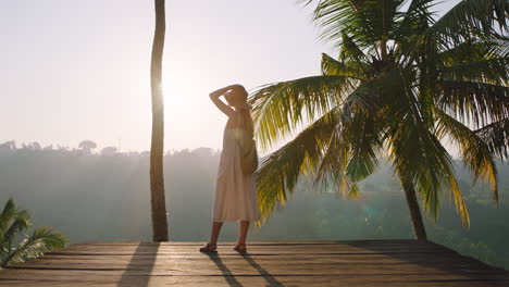 Mujer-Viajera-Con-Los-Brazos-Levantados-Celebrando-Las-Vacaciones-Con-Los-Brazos-Levantados-Disfrutando-De-Una-Hermosa-Vista-De-La-Selva-Tropical-Desde-La-Cubierta-Al-Amanecer-4k