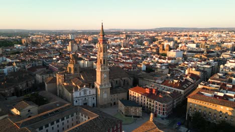 la catedral del salvador es una iglesia católica romana en zaragoza, región de aragón, españa.