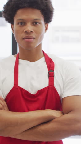 animación de un feliz camarero biracial de pie en una cafetería