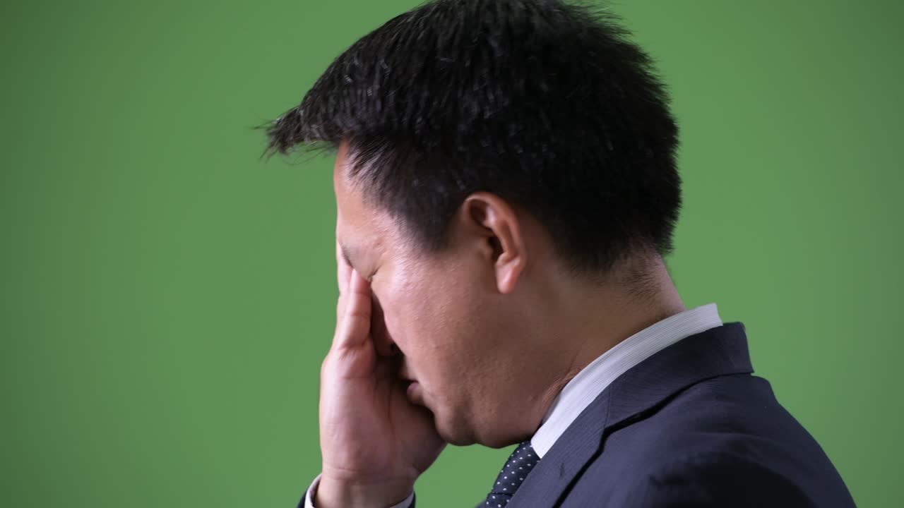 녹색 배경에 성숙한 일본 사업가