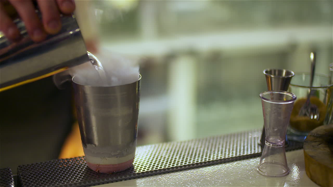 camarero preparando bebida de hielo seco en el club 1