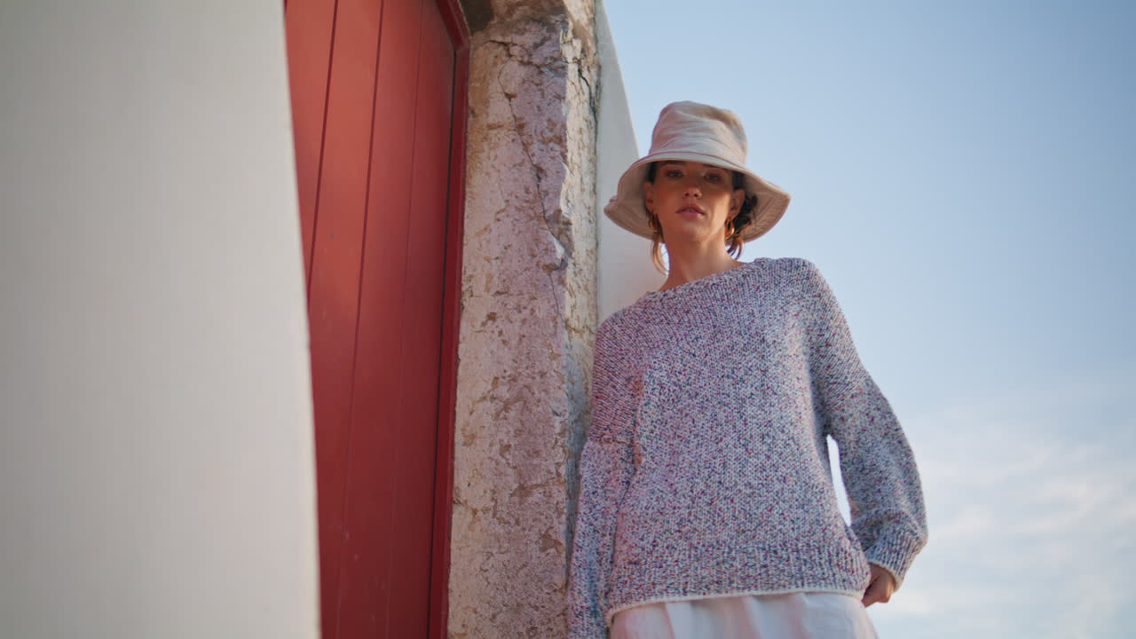 mujer del campo posando casa en el cielo nocturno. chica relajada descansando al aire libre