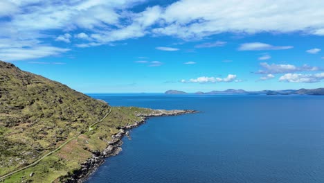 Drohnenlandschaft-Küstenstraße-Auf-Cods-Head-Mit-Den-Bergen-Auf-Dem-Ring-Of-Kerry-über-Die-Bucht-Wild-Atlantic-Way-In-Irland