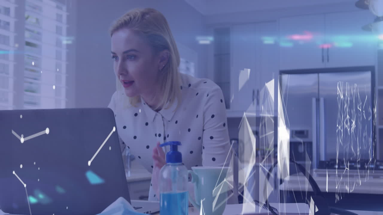 animación de estructuras químicas sobre mujer caucásica usando portátil en la oficina