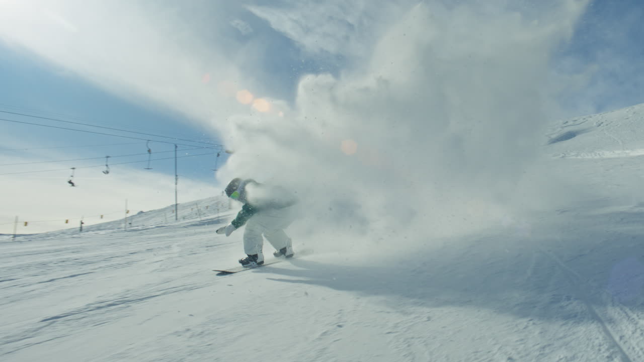 Snowboarder i fuld fart på en præpareret piste i Anzère, skærer og kaster et massivt snesprøjt direkte mod kameraet. Højenergisk alpin action, strålende solskin, filmisk vinter.
