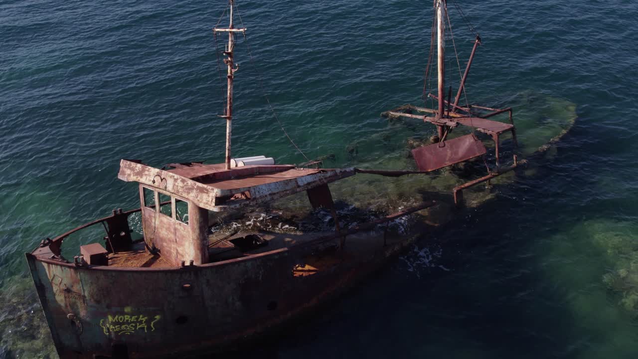 Vista aérea de un naufragio en las aguas turquesas del Mar Adriático, Bahía de Kotor