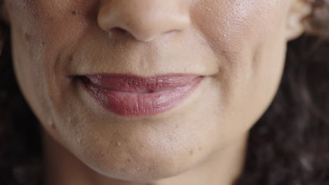cerca boca de mujer madura sonriendo dientes blancos felices salud dental