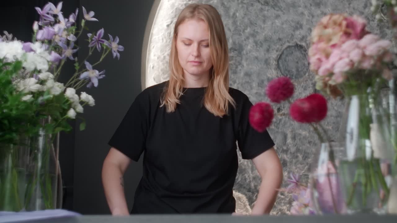 цветочник, устраивающий цветы