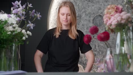 florista arreglando las flores