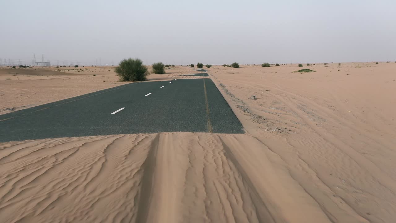 4k 드론 영상, 사막 사이의 도로, 두바이의 반 사막 도로, 아랍에미리트의 높은 모래 언덕 사막의 지질적 풍경, 드론 비디오