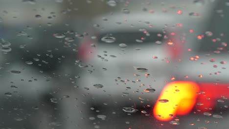 Defokussierte-Autos-In-Der-Schlange-An-Der-Grenzkontrolle,-Regnerische-Wetterbedingungen,-In-Europa