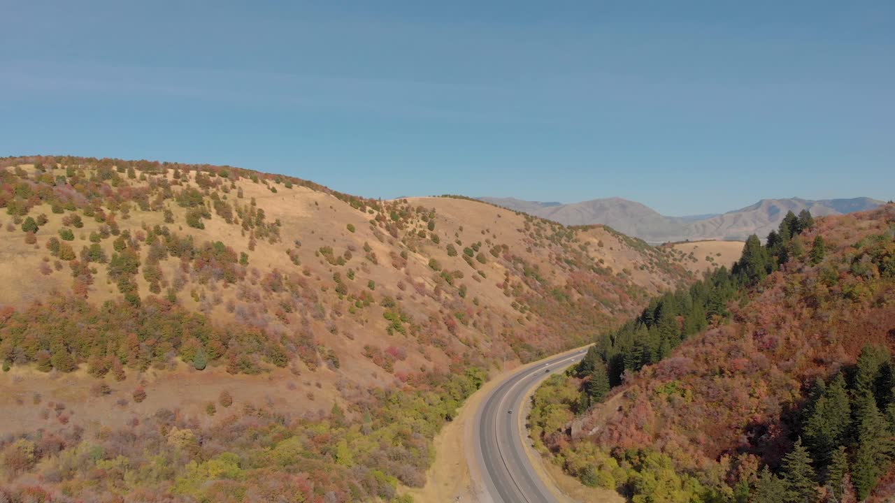 vista aérea de coches conduciendo en la carretera en utah en el otoño