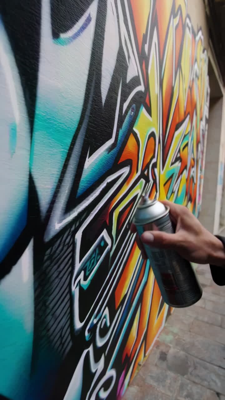 Artista de graffiti em trabalho