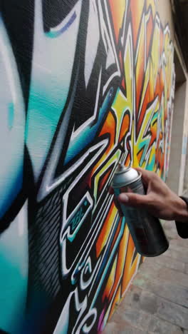 artista de graffiti en el trabajo