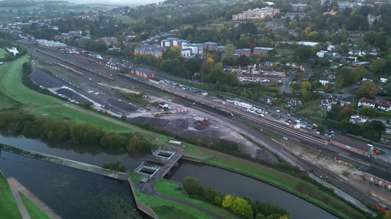 엑서터 세인트 데이비드 기차역을 떠나는 이른 아침 기차