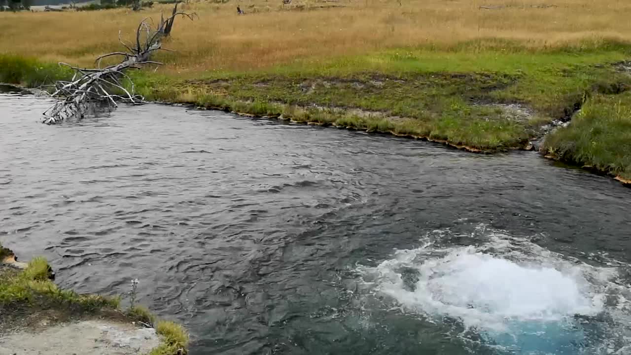 río hirviendo de yellowstone durante el día en el parque nacional de yellowstone en wyoming, estados unidos