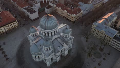 Vista-Aérea-De-Drones-De-Kaunas,-Lituania.-Hora-Del-Atardecer