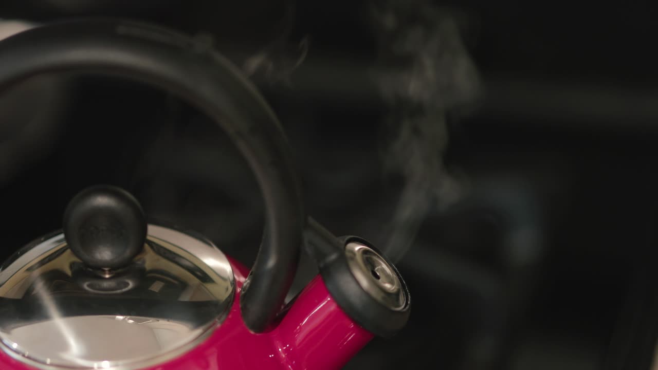 물이 끓고 있음을 나타내는 증기로 터지는 홍차 냄비 가까이