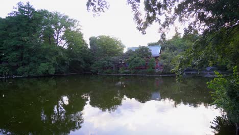 La-Ciudad-De-Tokio-Tiene-Muchos-Parques,-Donde-Viven-Diferentes-Animales-Y-Plantas