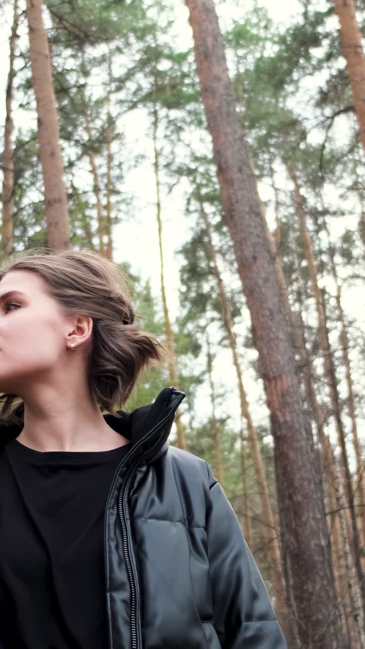 Donna in una foresta