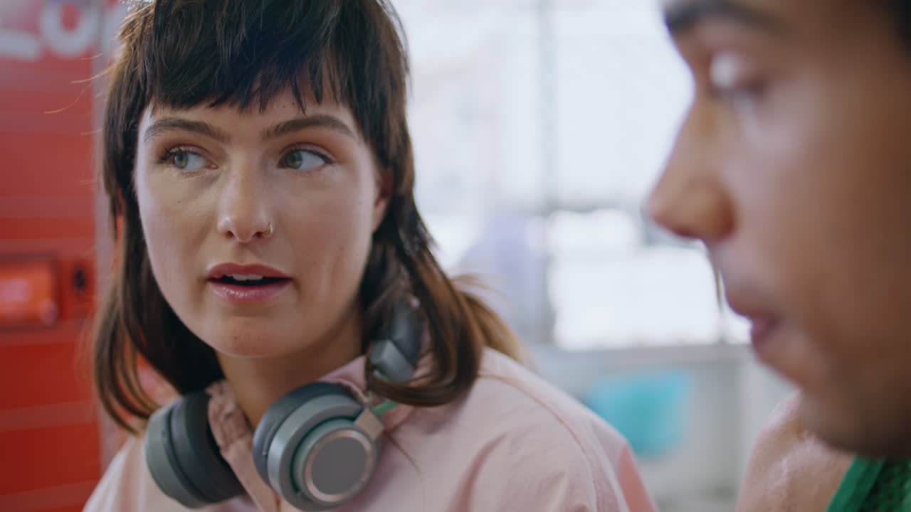 estudiantes universitarios hablando de cerca en el campus. chica muy elegante con auriculares