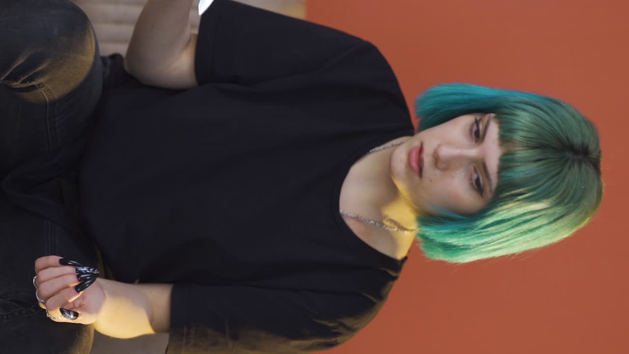 вертикальное видео молодой женщины, которая хотела убить себя ножом.