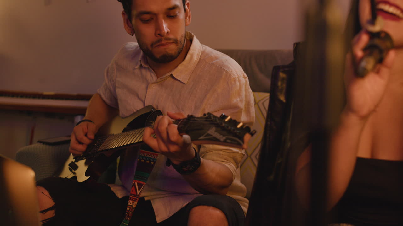 Musicisti che eseguono una canzone