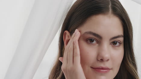 Retrato-Hermosa-Mujer-Joven-Masajeando-Templos-Acariciando-Piel-Suave-Y-Saludable-Tocando-La-Cara-Con-Las-Manos-Disfrutando-De-Una-Tez-Suave-Y-Natural-Belleza-Femenina-En-Fondo-Blanco