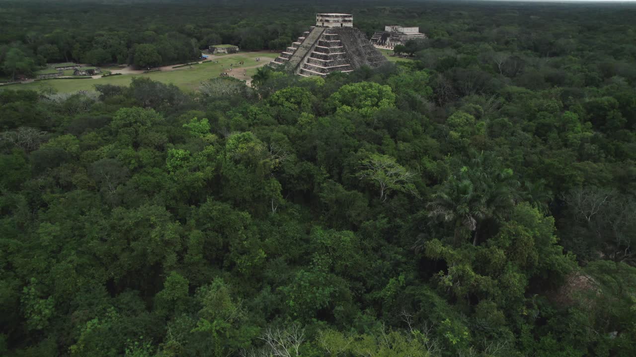drone de la jungla pan hasta las ruinas mayas antiguas en méxico