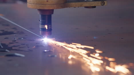 cierre de 4k de chapa de acero de corte por plasma caliente en taller metalúrgico con chispas, cámara lenta
