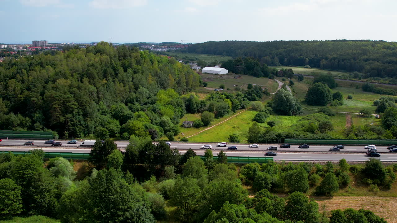 toma panorámica aérea de los coches atascados en el tráfico en el paisaje escénico durante la temporada de verano - inicio de vacaciones en polonia
