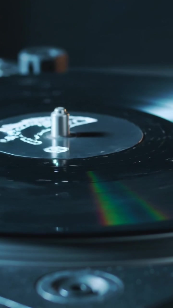 Video verticale: Disco in vinile che gira, motore che si innesta sul perno per riprodurre in studio mostrando un arcobaleno