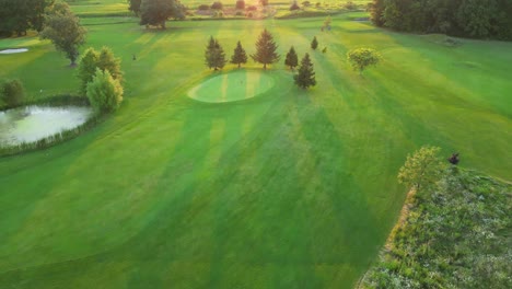 Ruhige-Szenerie-über-Gepflegtem-Golfplatz-Bei-Sonnenuntergang