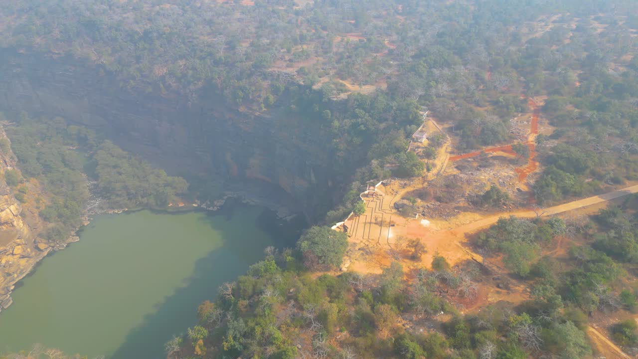 las cascadas de rajdari y devdari se encuentran dentro del exuberante santuario de vida silvestre de chandraprabha vista desde un avión no tripulado