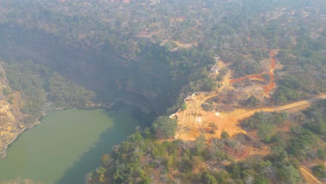 de rajdari en devdari watervallen bevinden zich binnen het weelderige groene chandraprabha wildlife sanctuary view from drone