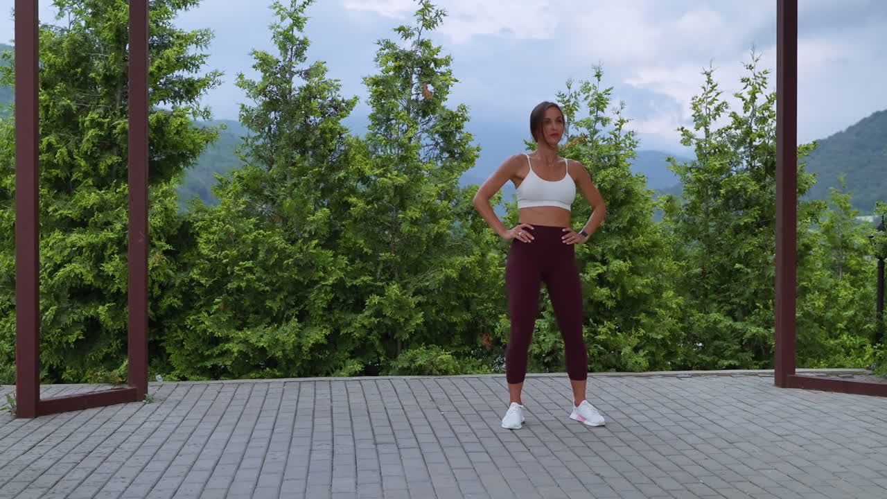 mujer estirándose al aire libre en la naturaleza