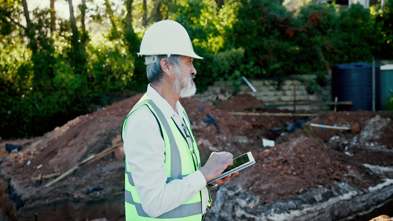 trabajador de la construcción usando una tableta en el sitio