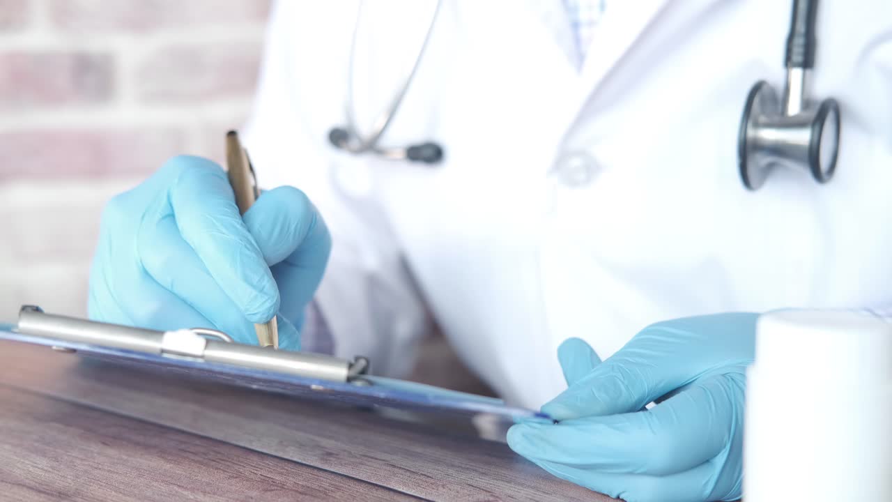 médico escribiendo notas médicas