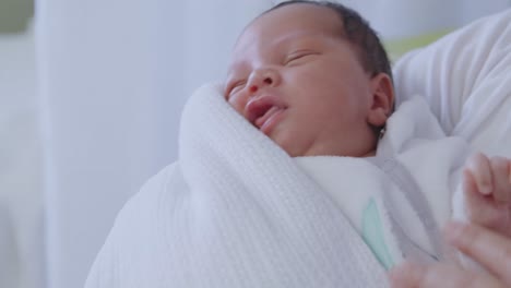 Madre-Y-Bebé-Recién-Nacido-En-El-Hospital