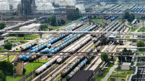 Vagones-De-Tren-Petrolero-En-La-Estación-De-Tren-De-La-Refinería-De-Petróleo---Vista-Aérea-De-Drones