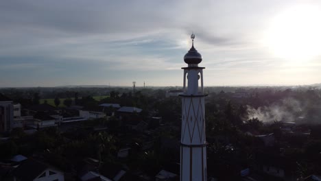 Toma-Aérea-Del-Minarete-De-La-Mezquita-Por-La-Tarde