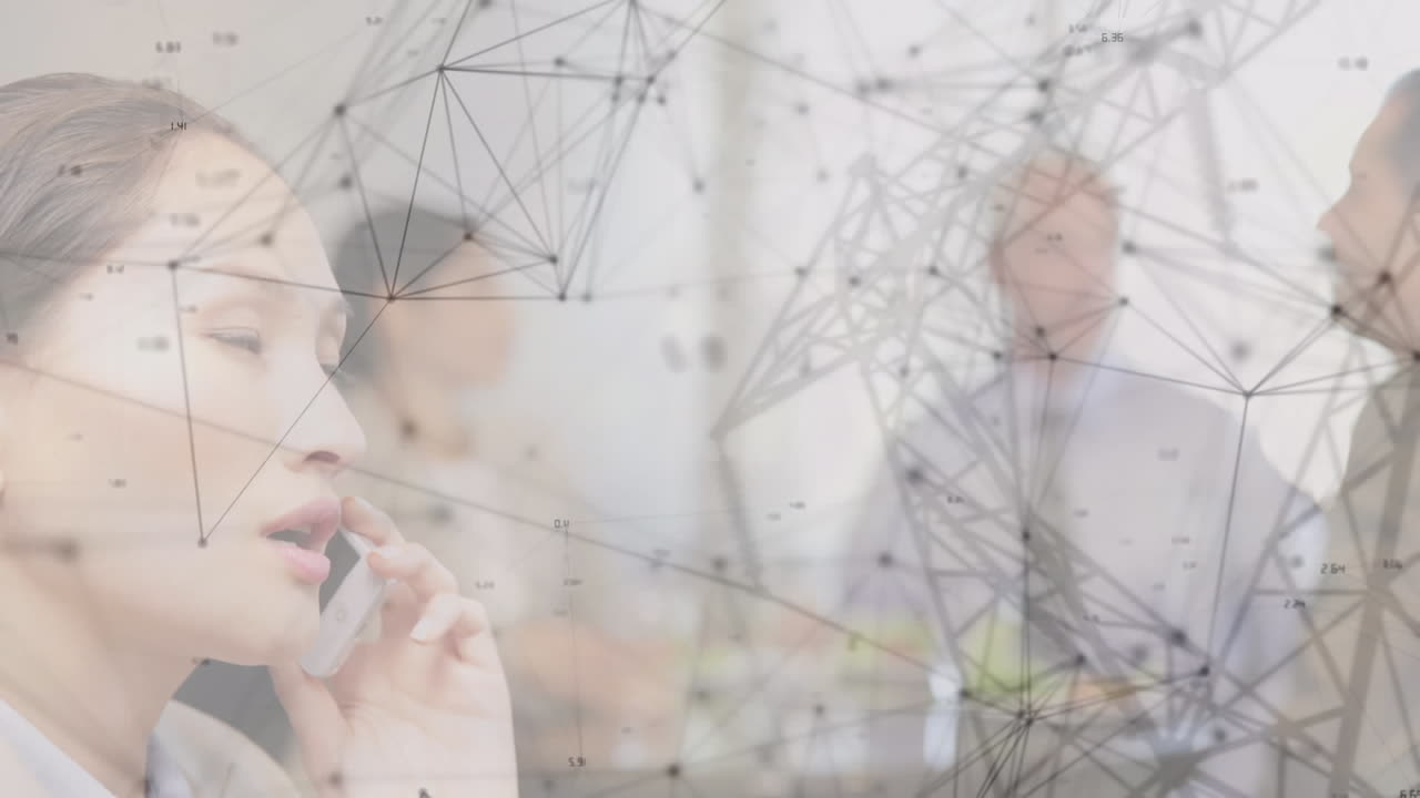 스마트폰으로 대화하는 미소 짓는 아시아 사업가 여성 위에 숫자로 연결된 점들의 애니메이션