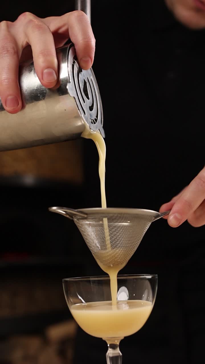 el camarero haciendo un cóctel.