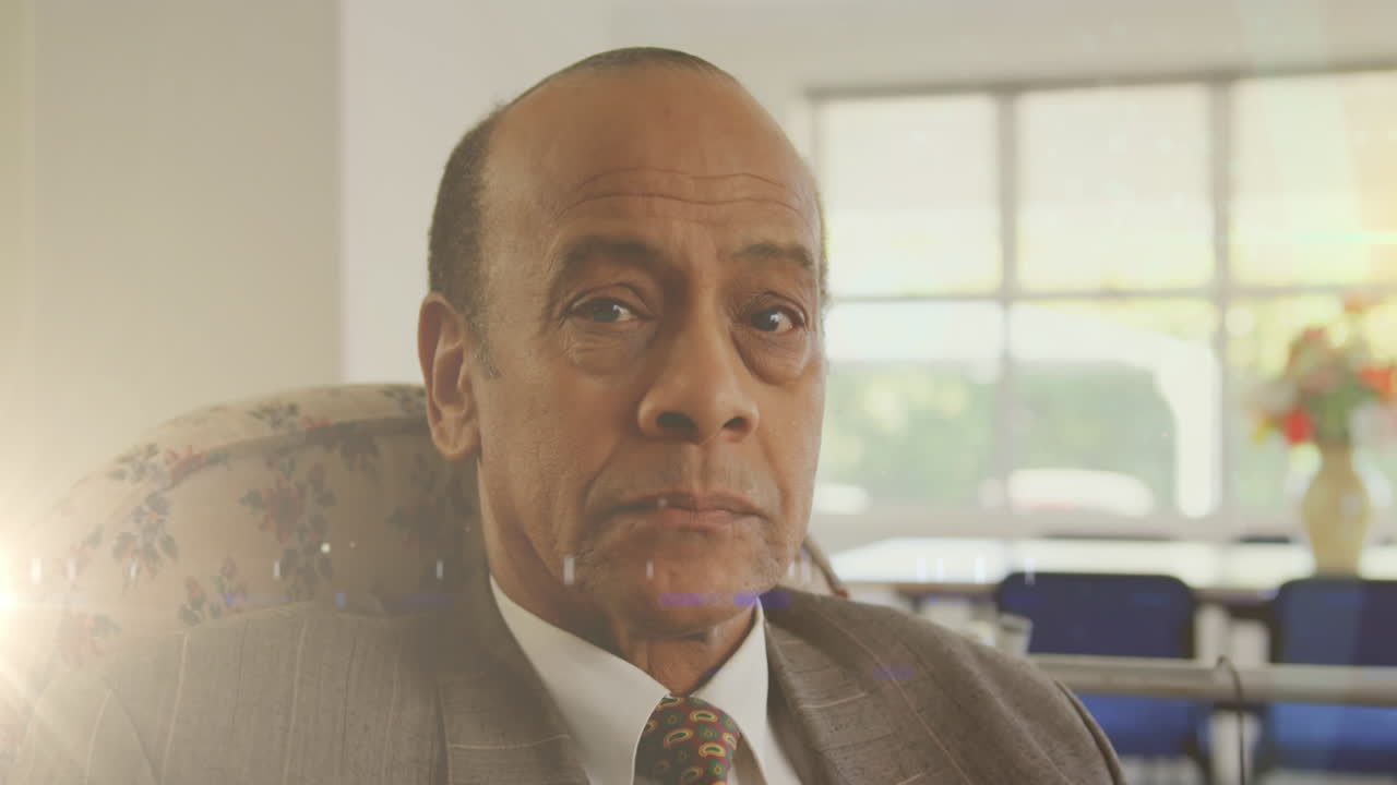 animación de una luz brillante sobre un hombre mayor serio en casa