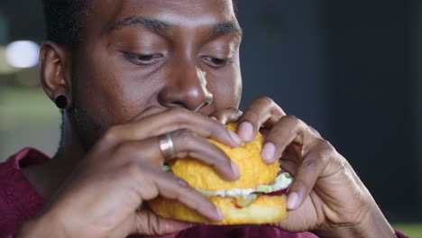 hombre comiendo una hamburguesa