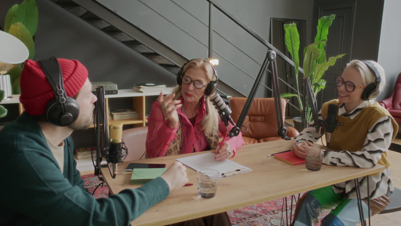 Un team di blogger conduce una conversazione podcast in uno studio elegante.