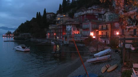 Un-Hermoso-Y-Pequeño-Pueblo-Italiano-A-Orillas-Del-Lago-De-Como-En-La-Noche