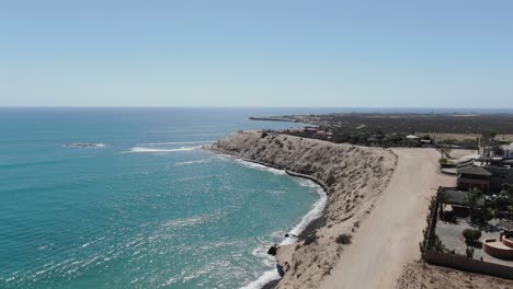 toma ascendente de vista aérea, vista panorámica de la costa de san juanico, california sur, méxico, mar azul y sol brillante en el fondo