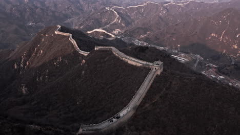 Luftaufnahme-Der-Chinesischen-Mauer,-Die-Sich-Durch-Berge-Schlängelt